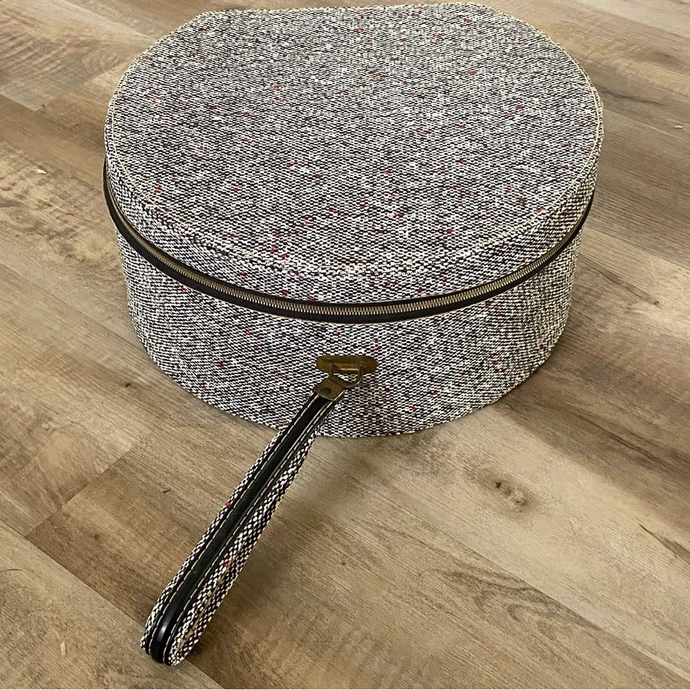 Textured Round Wristlet Cosmetic Case in Gray with Red Flecks